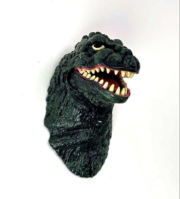 Godzilla vs Kong Ichiban Kuji F Prize Monster Head Magnet 1962 unopened-image