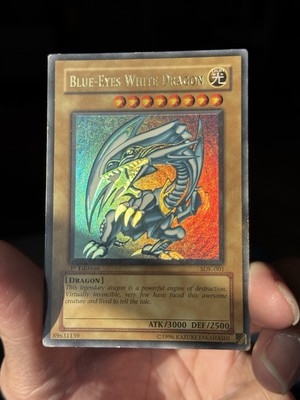 Yu-Gi-Oh! 2002 Blue Eyes White Dragon SDK-001 1st Edition UR Holo Bleed LP-image