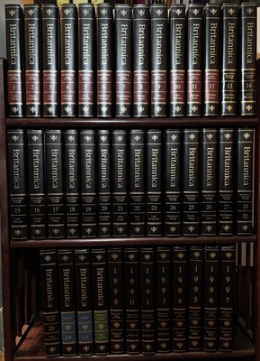 Encyclopedia Britannica Complete Set,  32 Vol 15th Ed Padded Leather 8 YRBKs VG-image