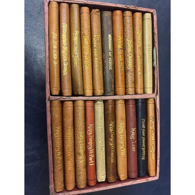 ANTIQUE 1920s Knickerbocker Leather & Novelty Co. Shakespeare 20 Mini Book Set-image
