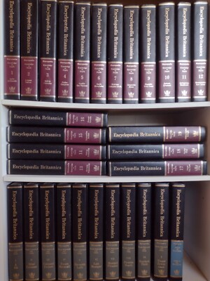 Encyclopedia Britannica Full Set  Macropaedia  Micropaedia Propaedia 30 Vol-image