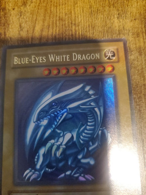 Yugioh  2002 Blue-Eyes White Dragon SDK-001 Ultra Rare Foil Shift-image