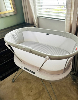 Fisher-Price GHP38 PLATINUM Luminate Smart Bassinet w/Sound Detection White-image