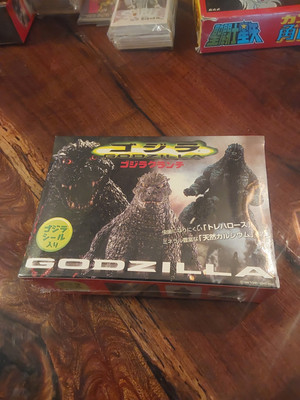 RARE Sealed Box Of GODZILLA CRUNCH cookies 1998 .-image